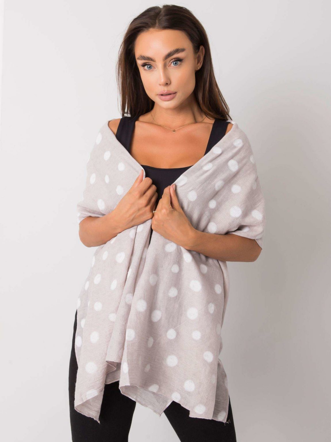 Szara chusta w grochy