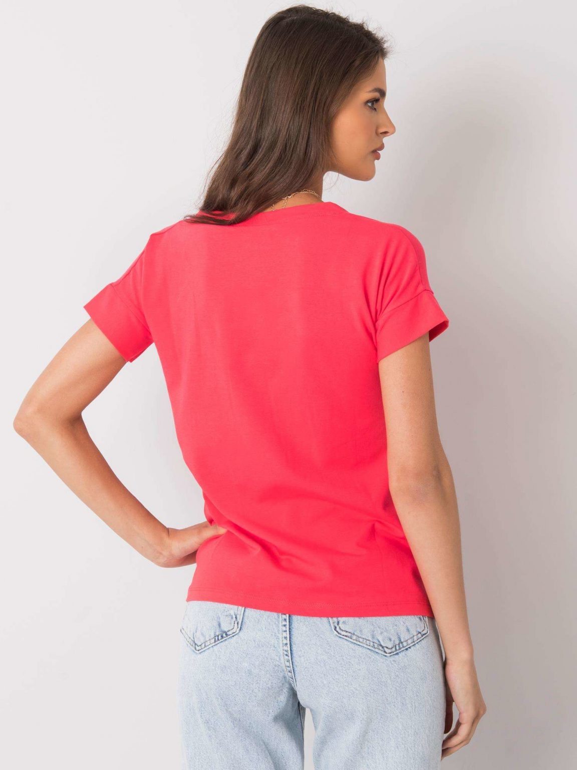 Ciemnokoralowy t-shirt z napisem Leila