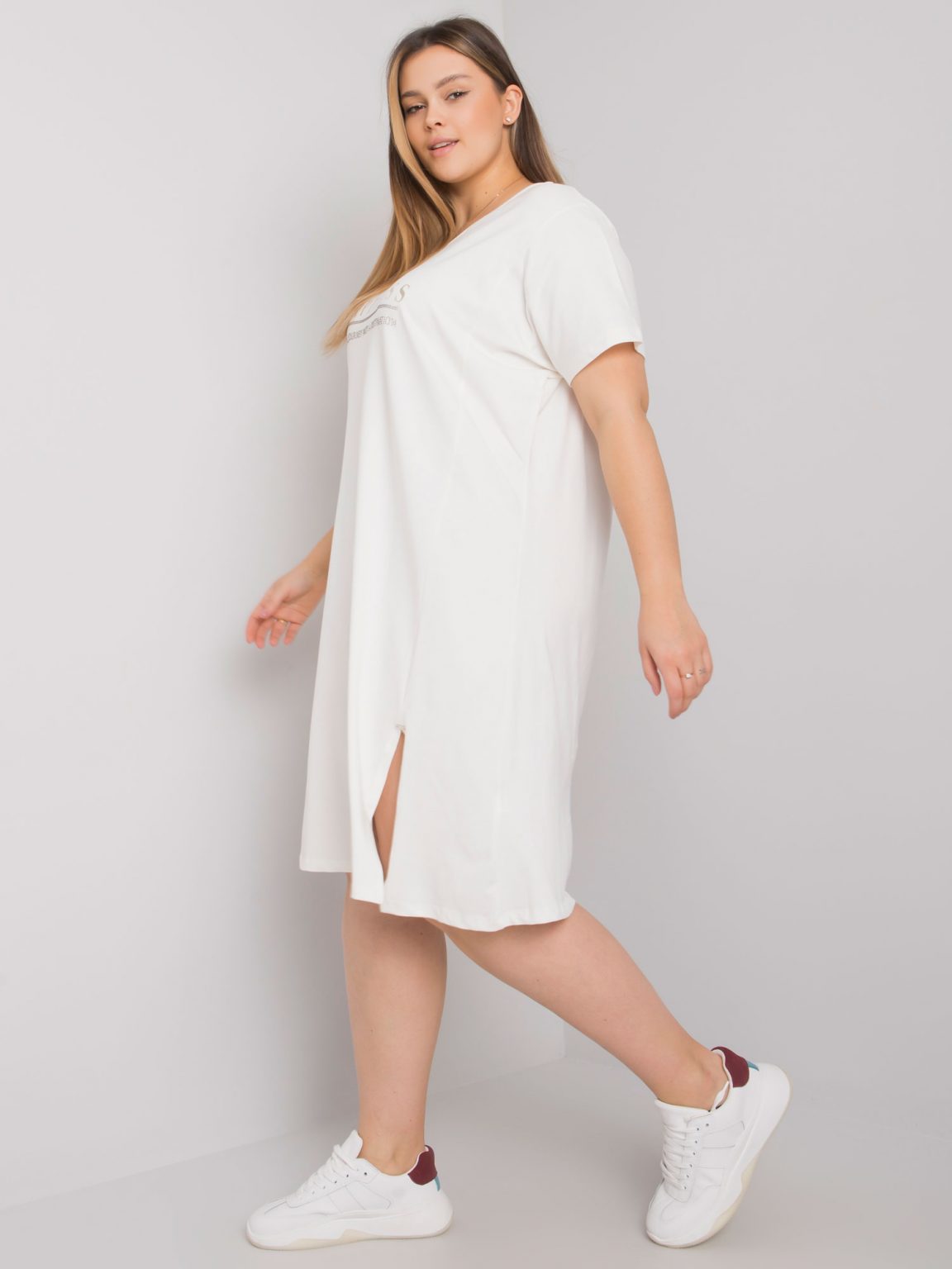 Ecru sukienka plus size z rozcięciem Lucy