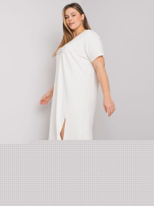 Ecru sukienka plus size z rozcięciem Lucy
