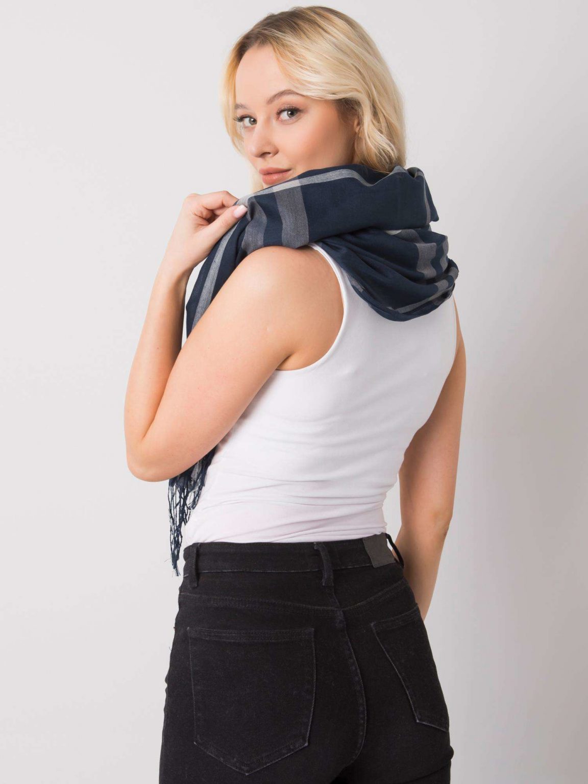 Ciemnoniebieska chusta w kratę