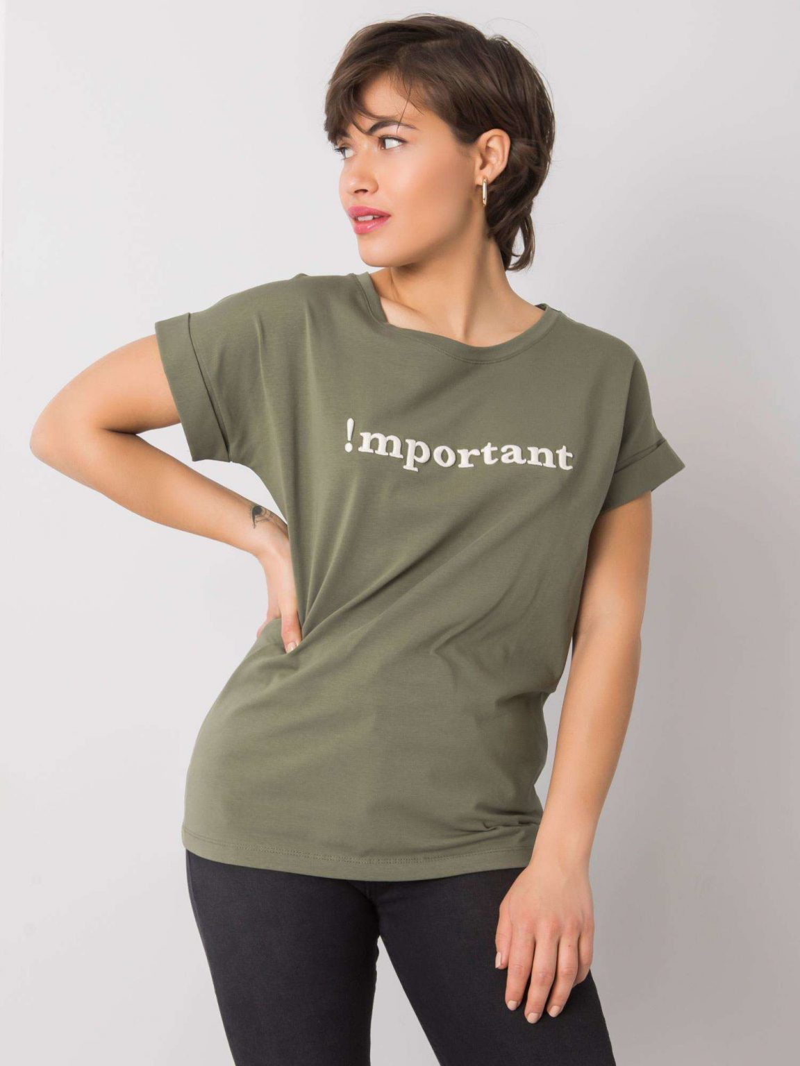Khaki t-shirt z napisem Saniyah