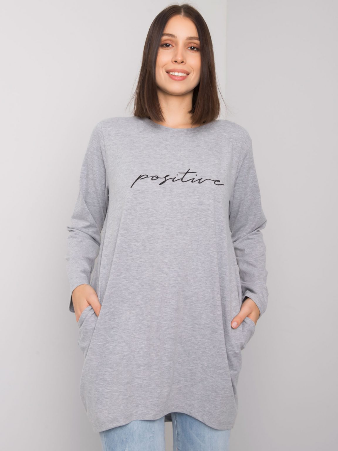 Szara tunika plus size z napisem Kaylah