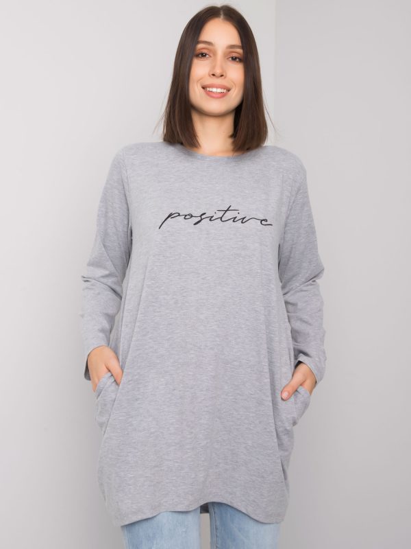 Szara tunika plus size z napisem Kaylah