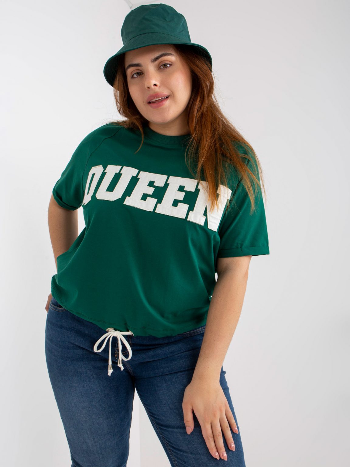Ciemnozielona bluzka plus size z bawełny z napisem