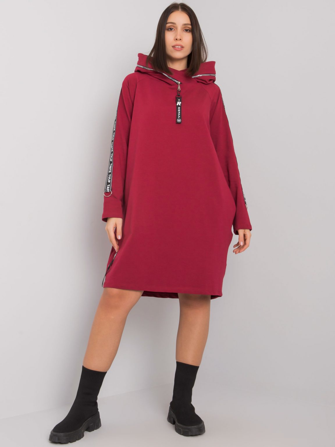 Bordowa sukienka plus size z kapturem Lorcan