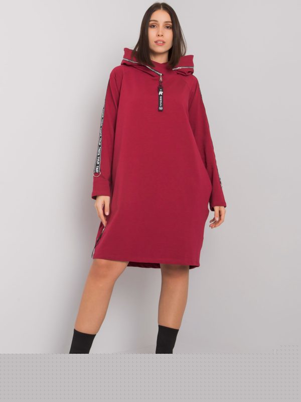 Bordowa sukienka plus size z kapturem Lorcan