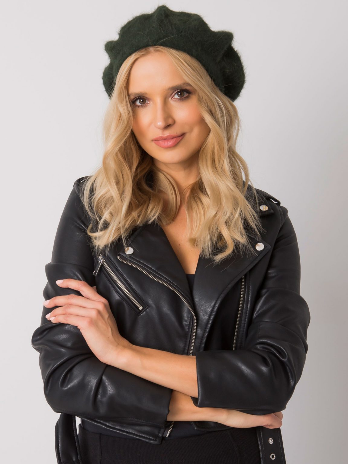 Zielony beret z aplikacjami