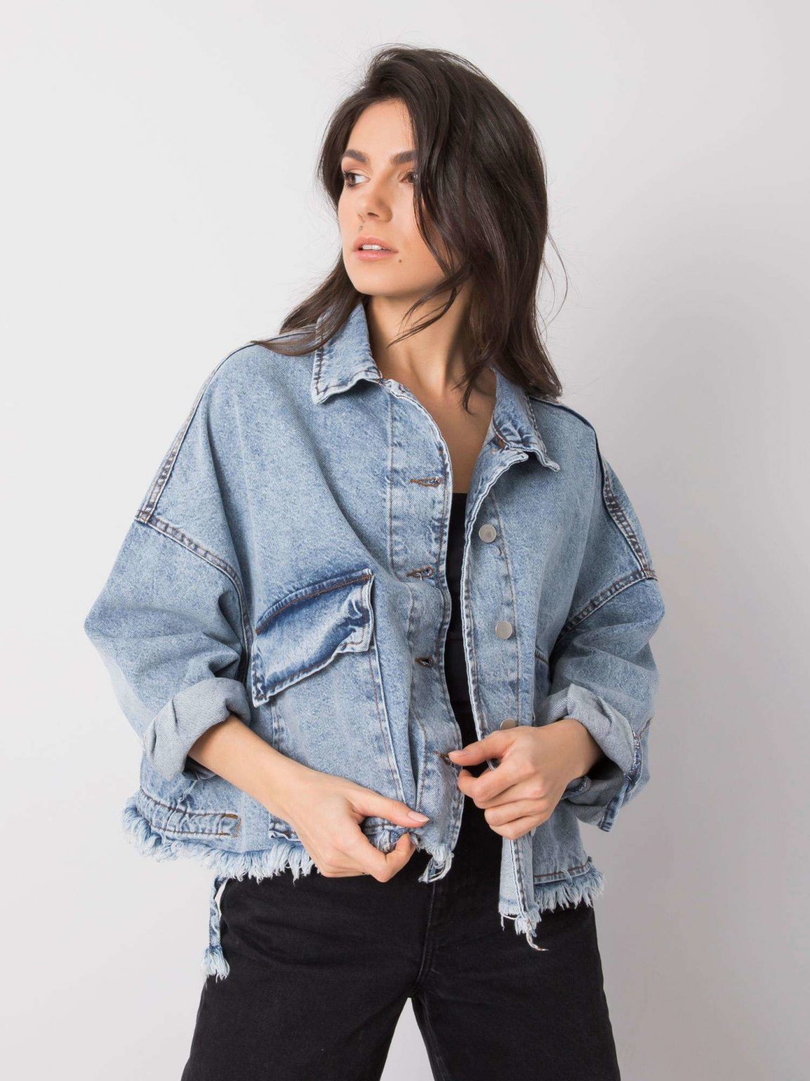 Niebieska kurtka jeansowa oversize Leal RUE PARIS