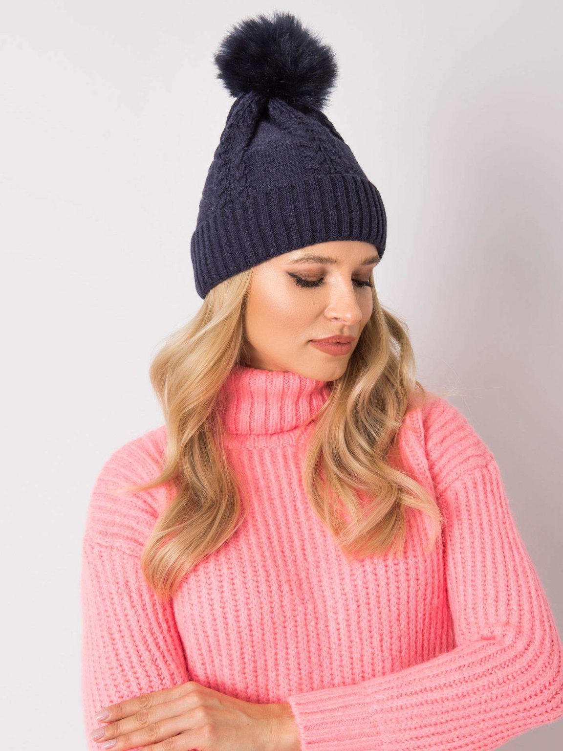 Granatowa czapka w warkocze z pomponem