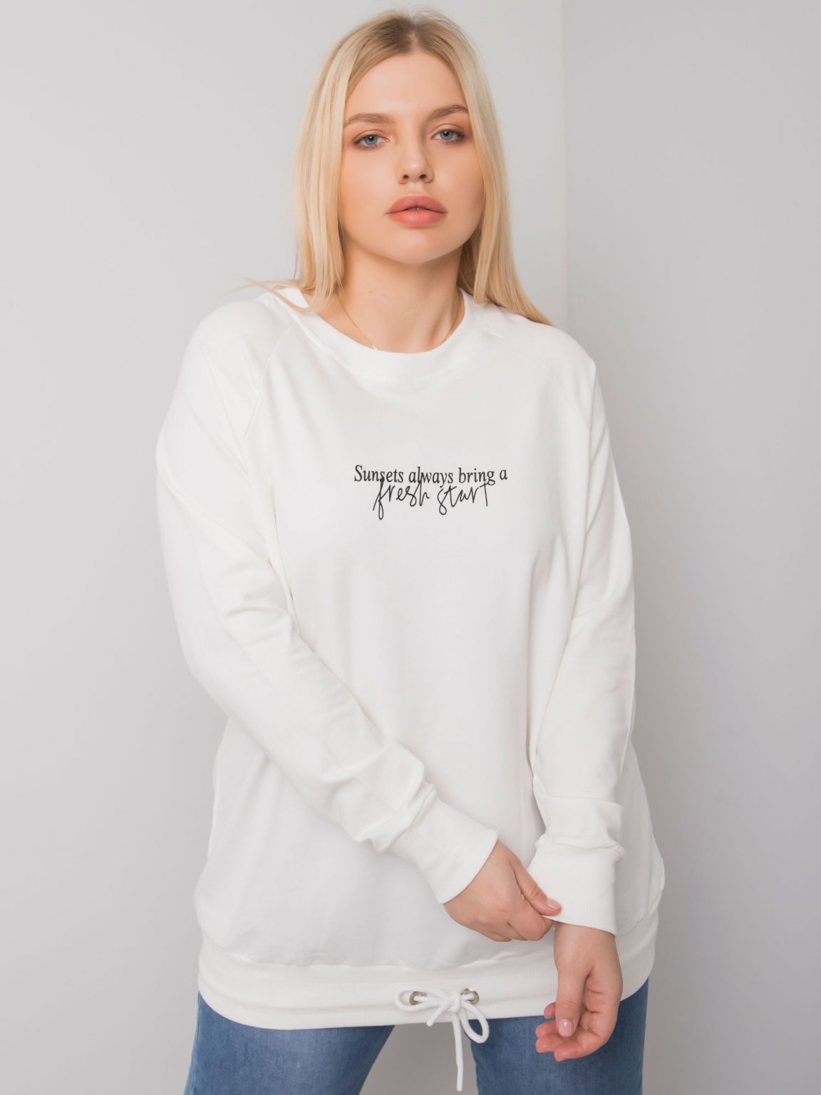 Ecru bluza plus size z napisem Marlow