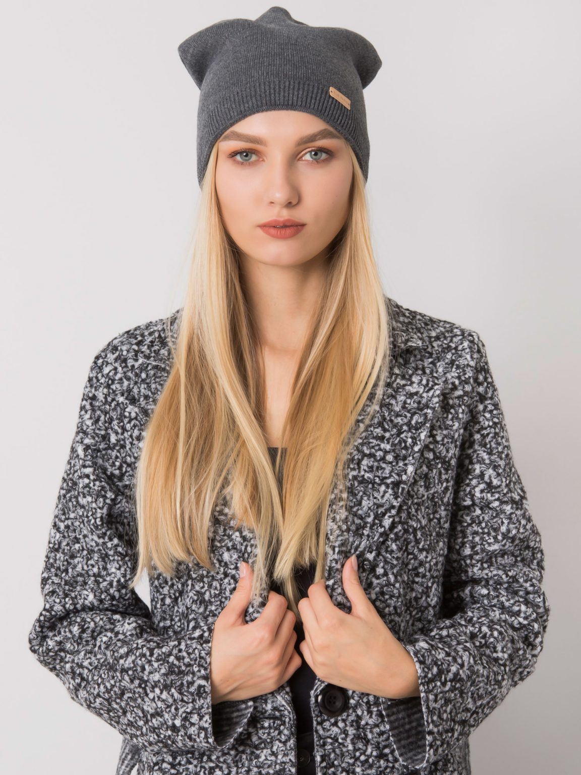 Ciemnoszara czapka typu beanie RUE PARIS