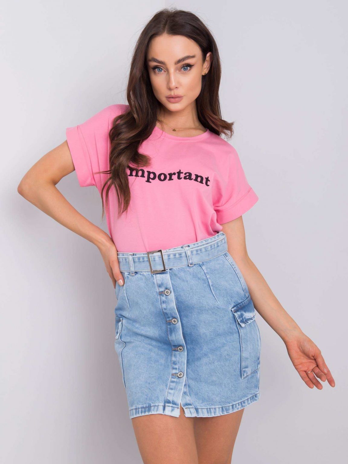 Różowy t-shirt z napisem Saniyah
