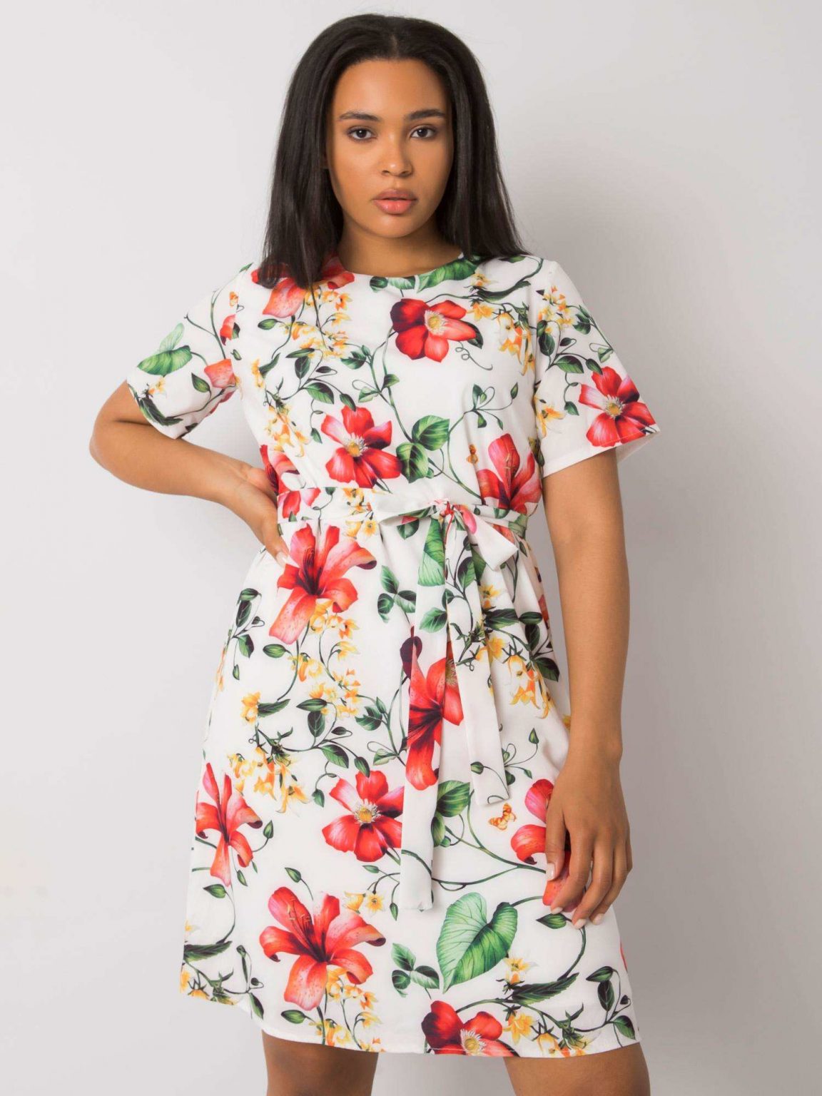 Biała sukienka plus size w kwiaty Tifanee