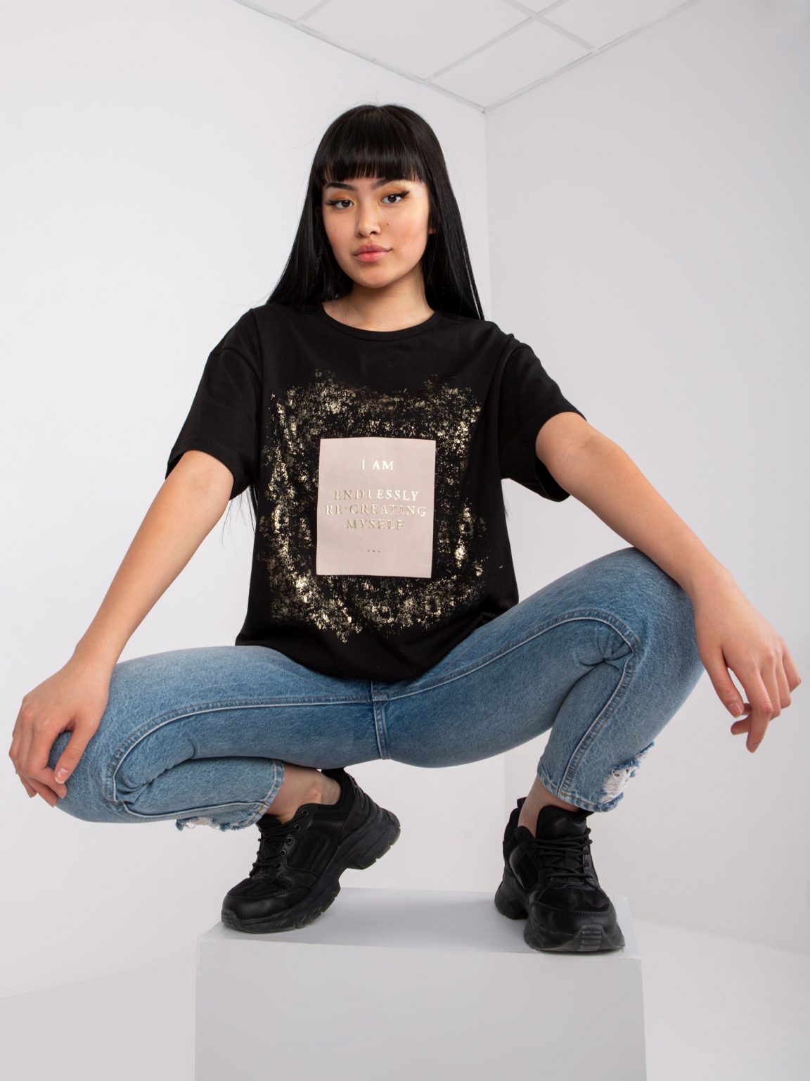 Czarny t-shirt oversize z nadrukiem