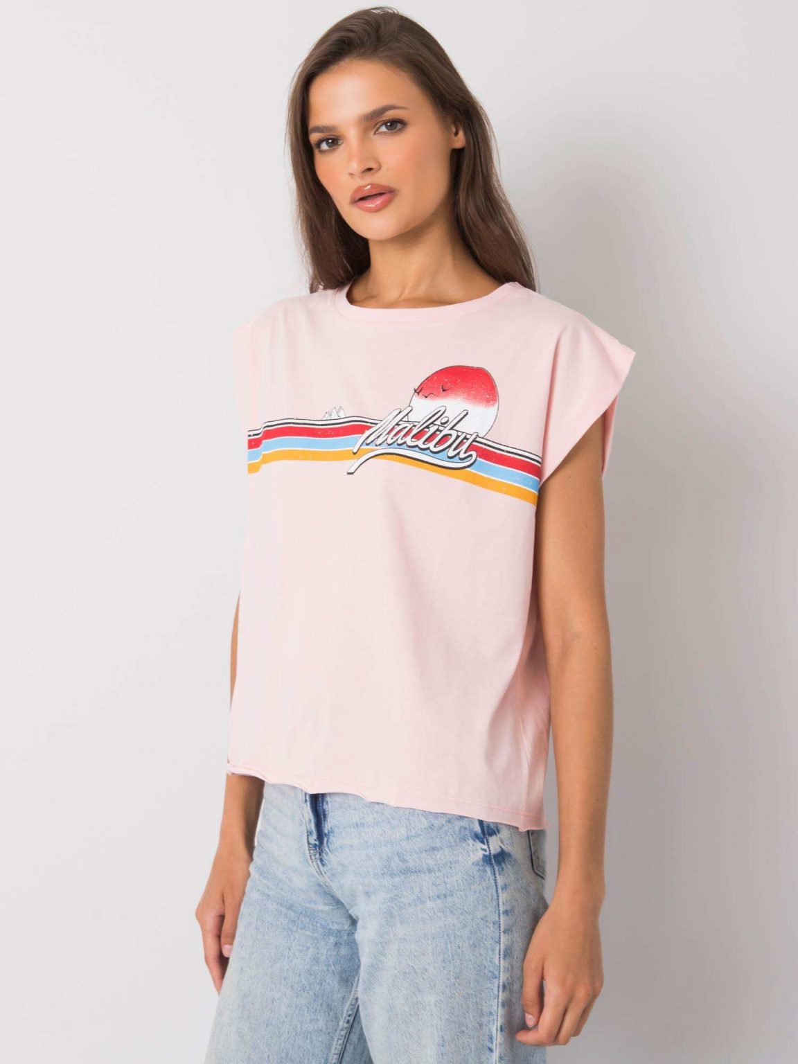 Jasnoróżowy t-shirt z nadrukiem Malibu