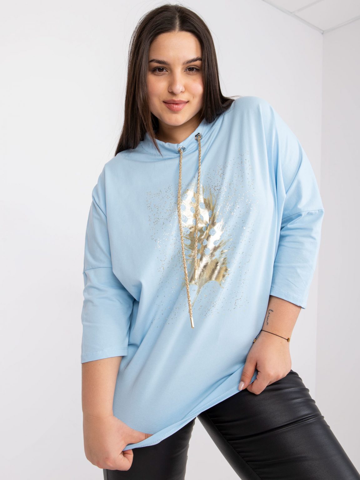 Jasnoniebieska luźna bluzka plus size z bawełny Manon