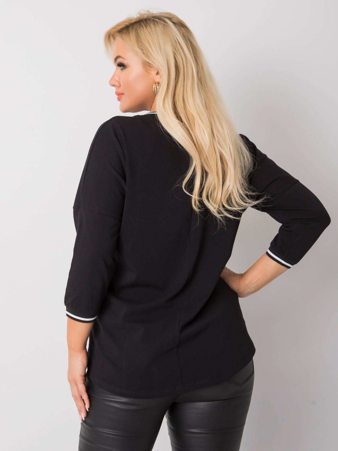 Czarna bluzka plus size z dekoltem w serek Lorette