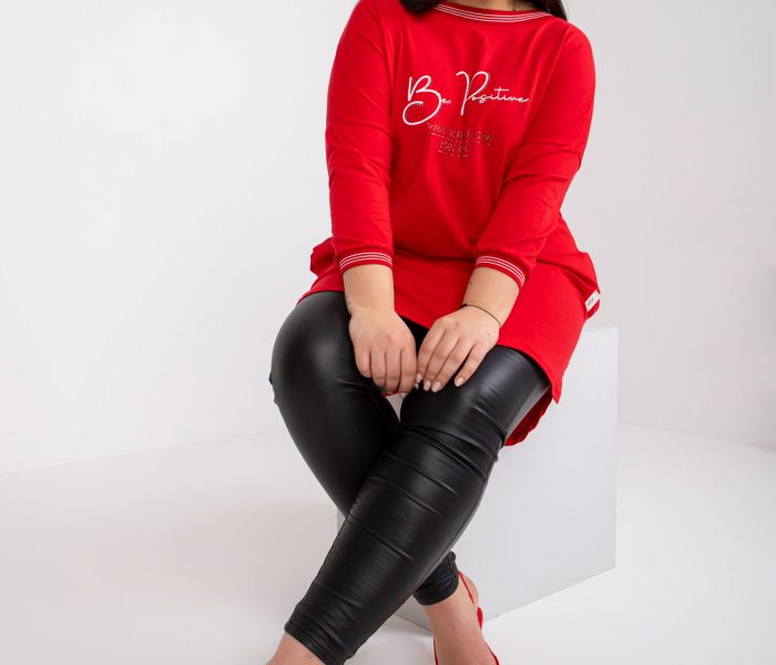 Hurtownia Czerwona dresowa tunika plus size z napisami Blanche