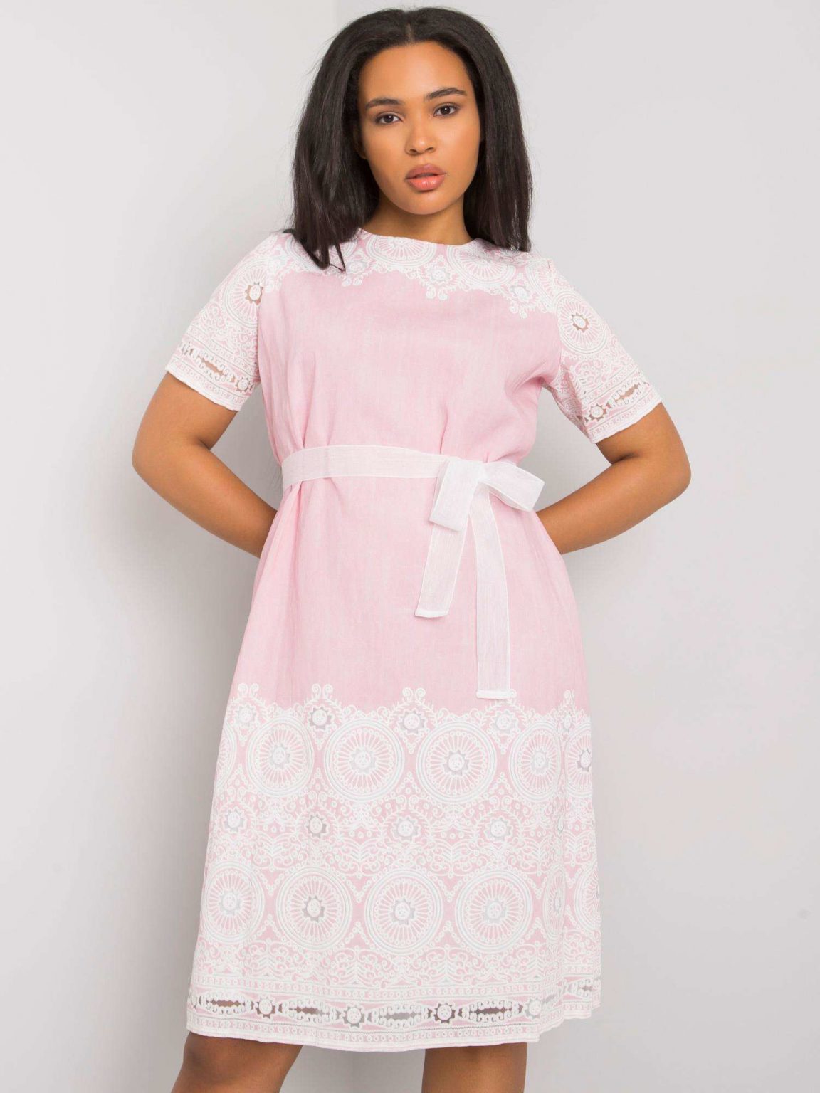 Różowa sukienka plus size z wiązaniem Agostina