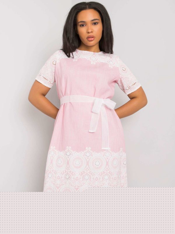 Różowa sukienka plus size z wiązaniem Agostina