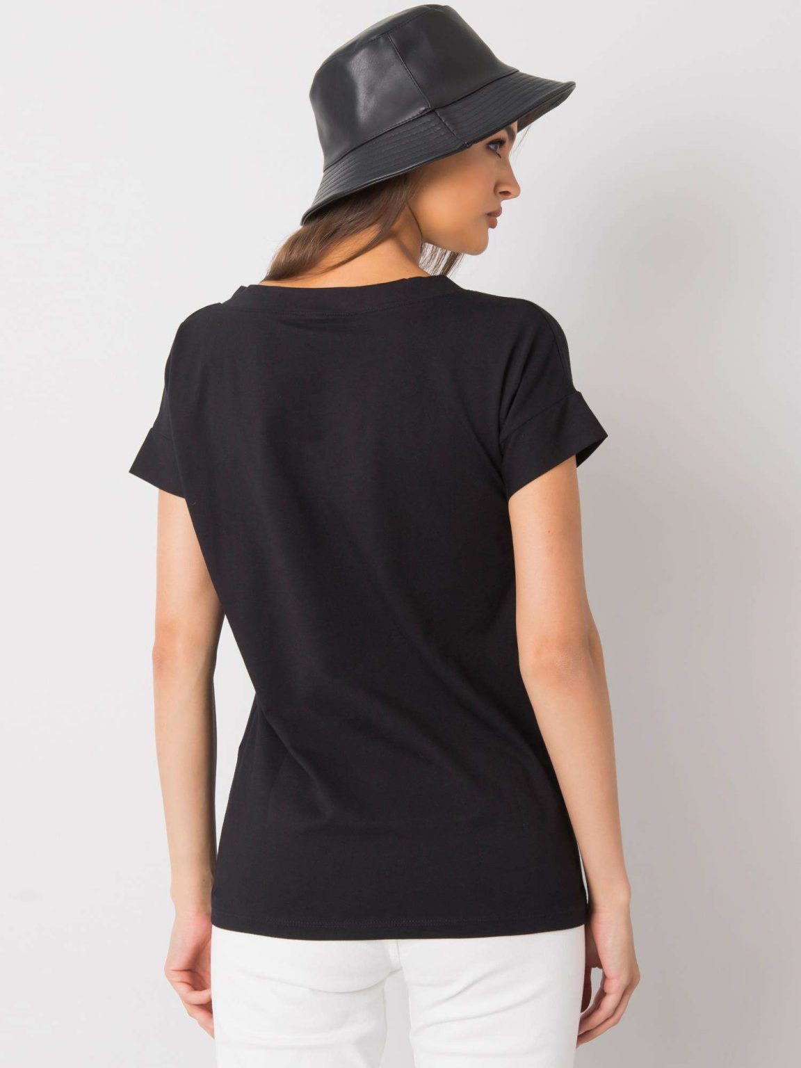 Czarny t-shirt z napisem Leila