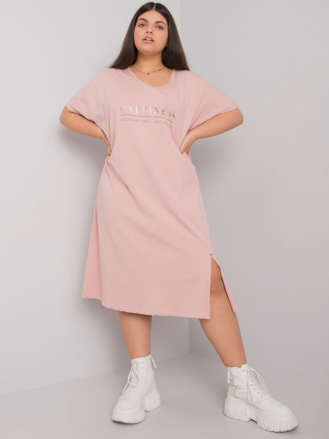 Brudnoróżowa sukienka plus size z rozcięciem Lucy