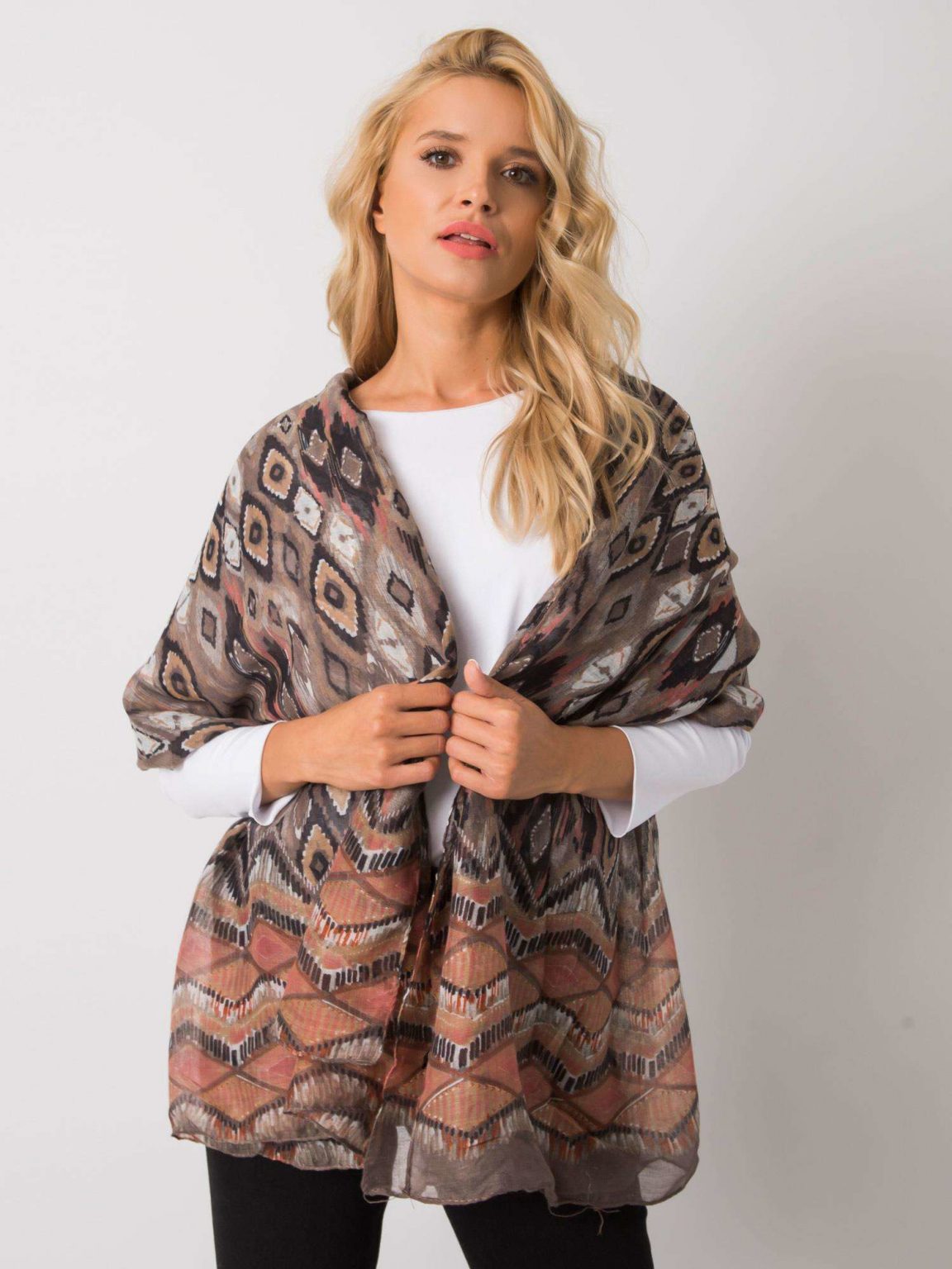 Ciemnobeżowa chusta damska we wzory