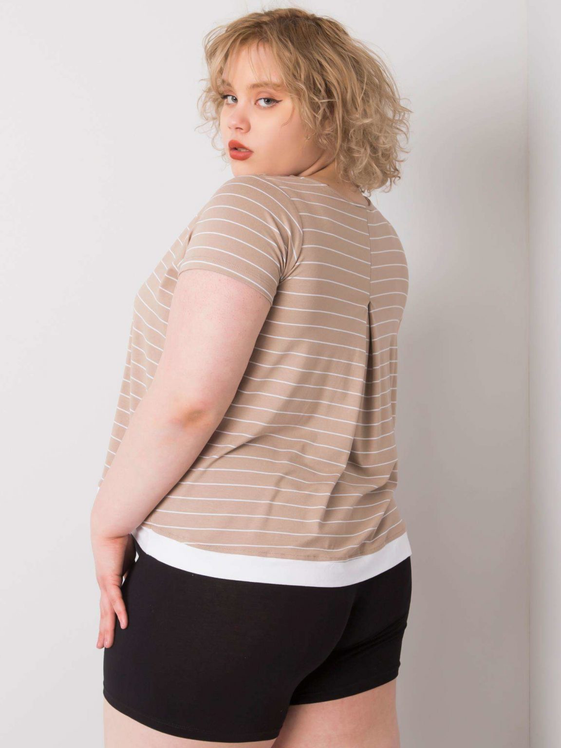 Ciemnobeżowa bluzka plus size z wiskozy Lilianne