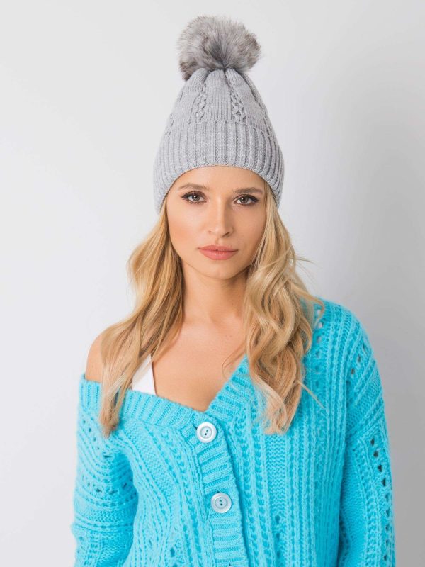 Szara czapka z aplikacjami