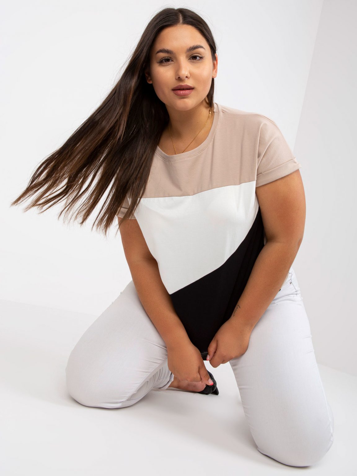 Beżowo-czarny gładki t-shirt plus size z bawełny