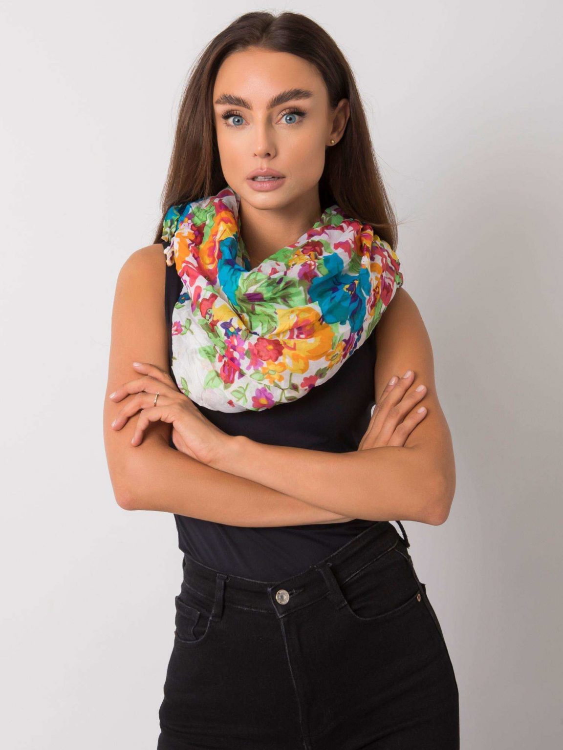 Biała chusta w kwiaty