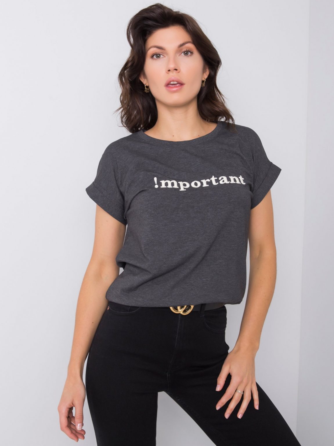 Ciemnoszary t-shirt z napisem Saniyah