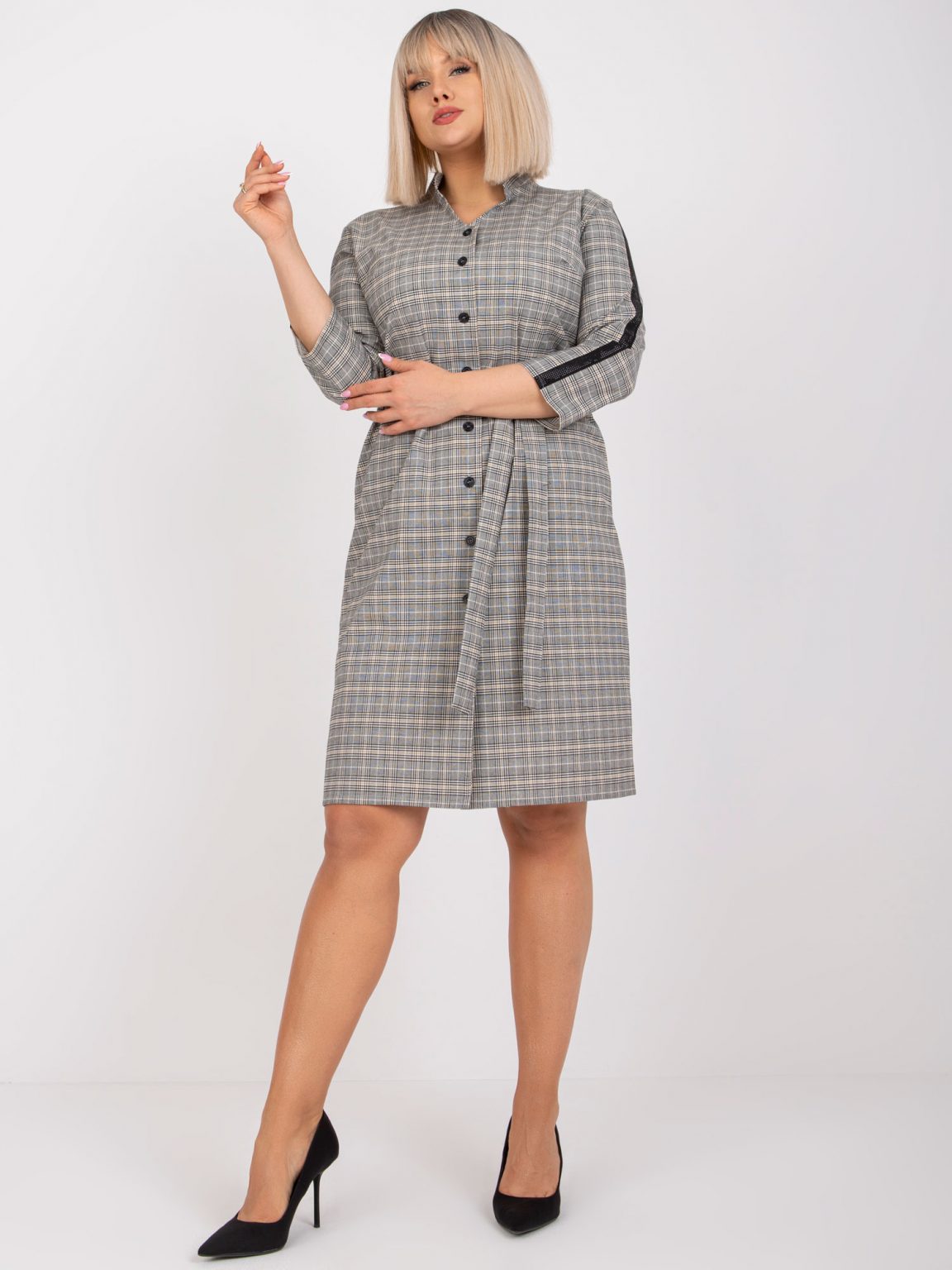 Szara elegancka sukienka plus size z paskiem Oriana