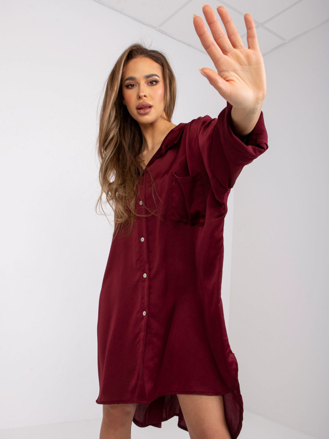 Bordowa sukienka z dłuższym tyłem Flevoland