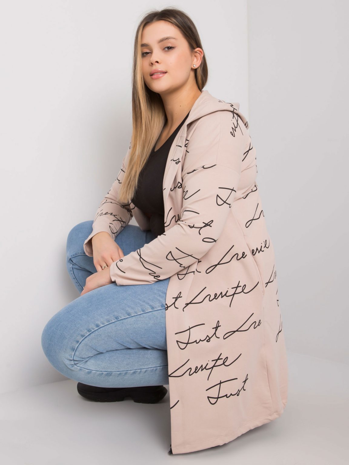 Jasnobeżowa narzutka plus size z printami Parma
