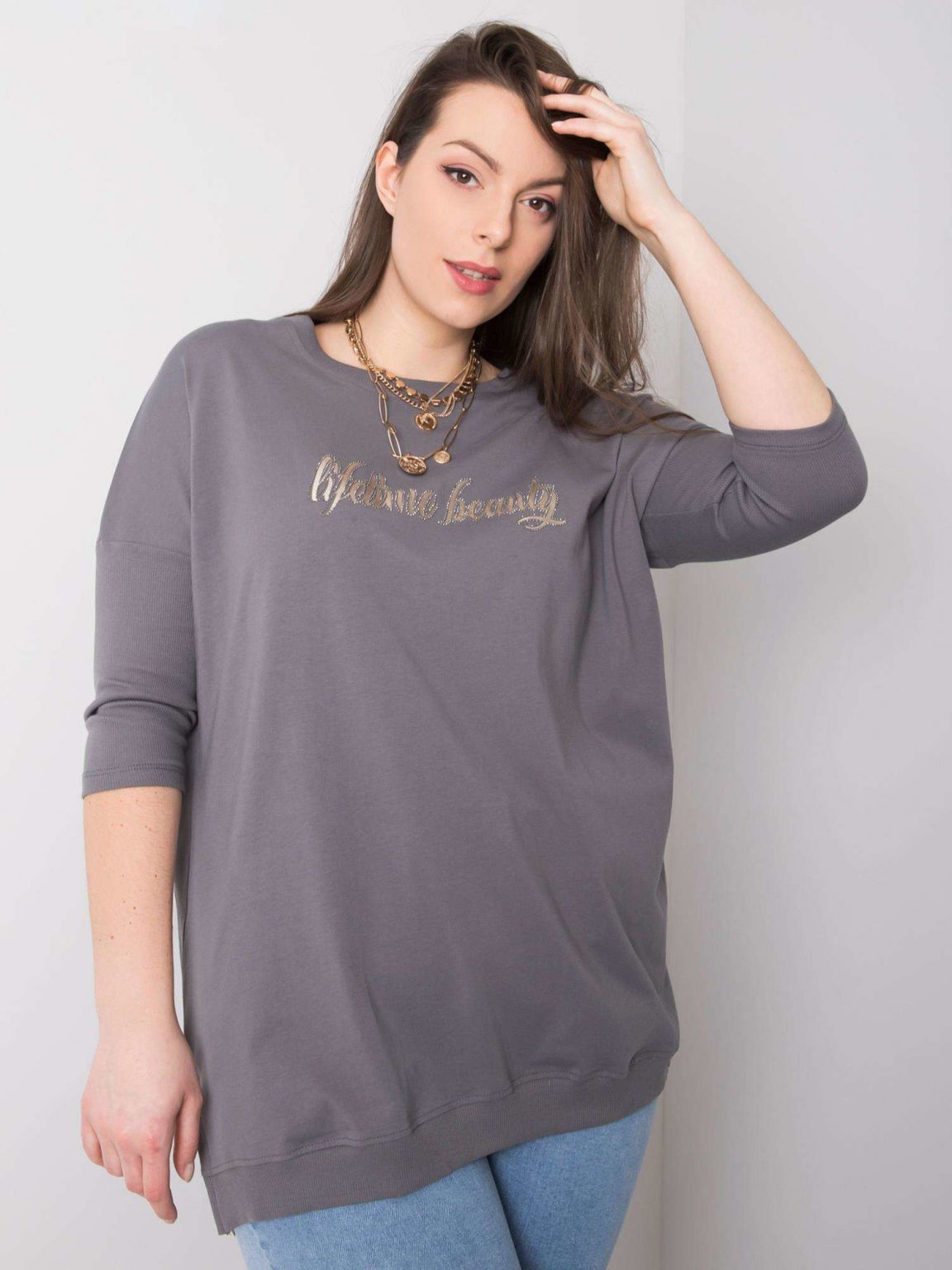 Ciemnoszara bluzka plus size z napisem Beauty