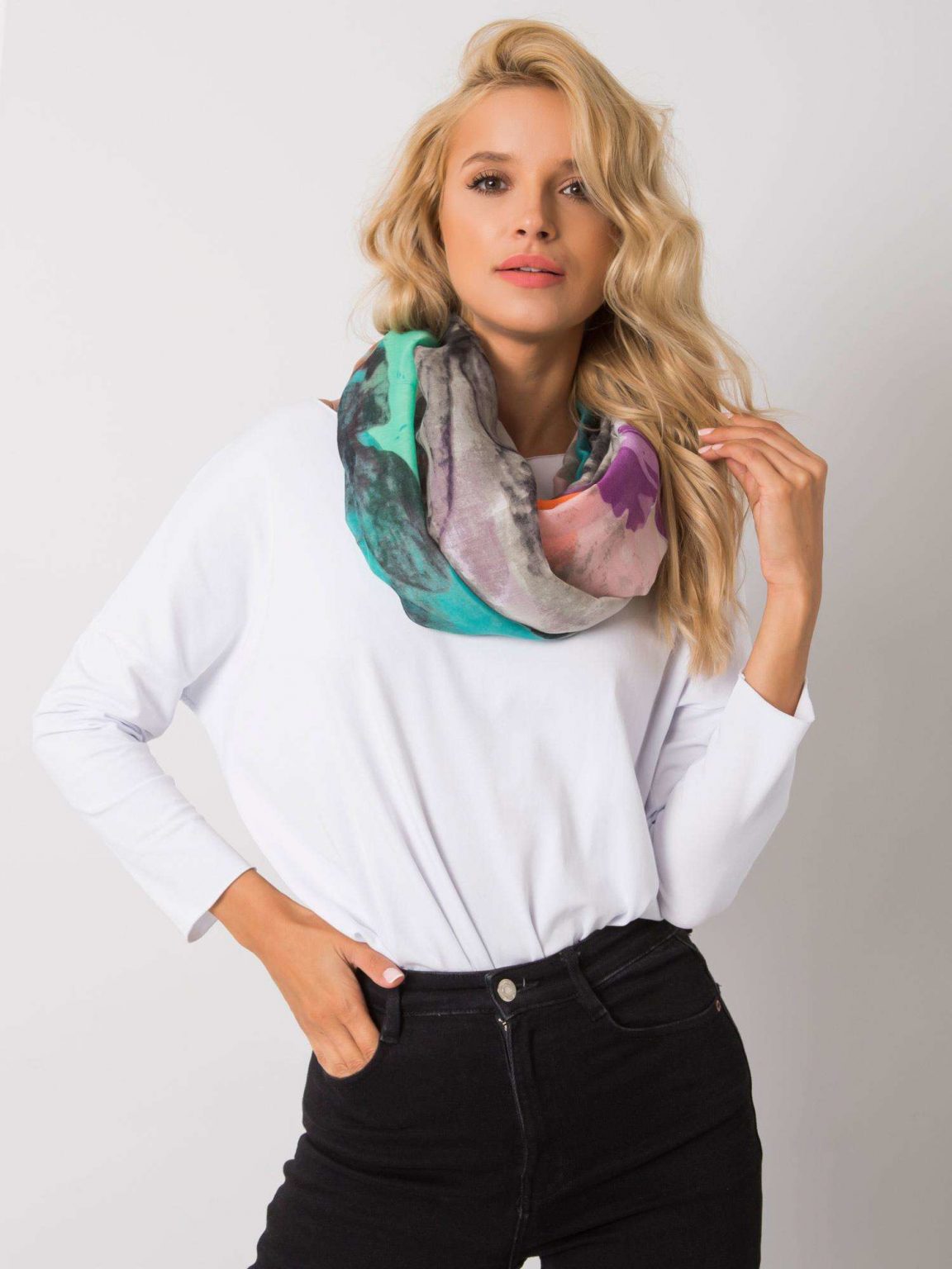 Szary komin damski w kolorowe desenie