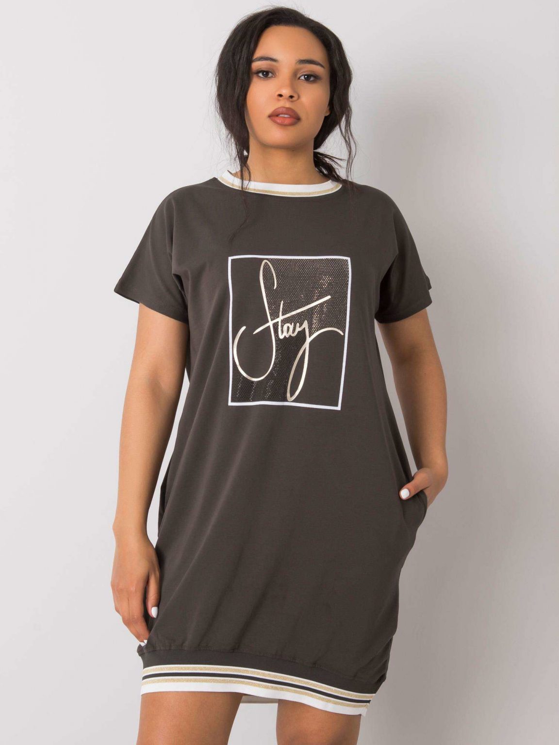 Ciemna khaki sukienka plus size z aplikacją Jadis