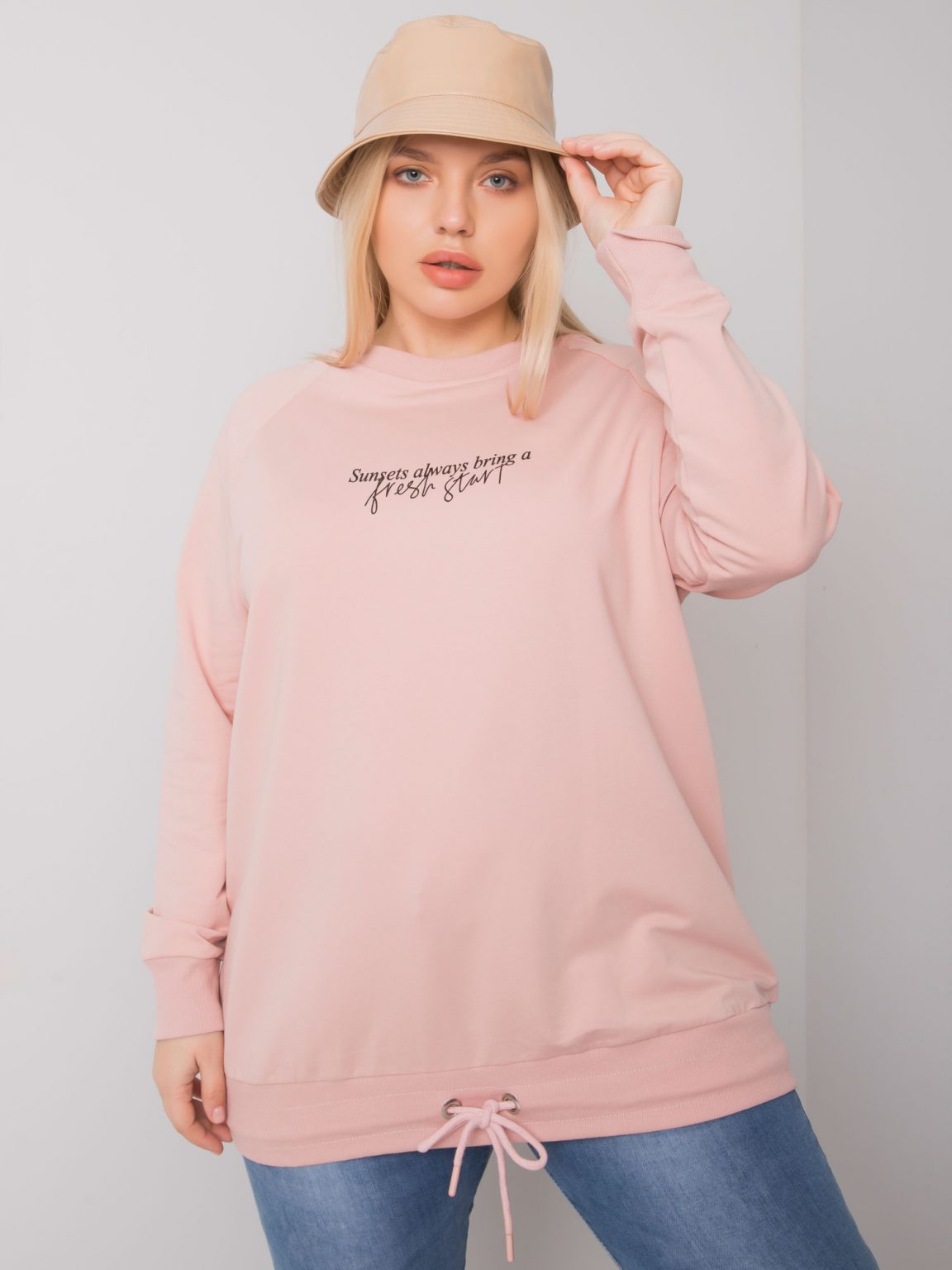 Brudnoróżowa bluza plus size z napisem Marlow
