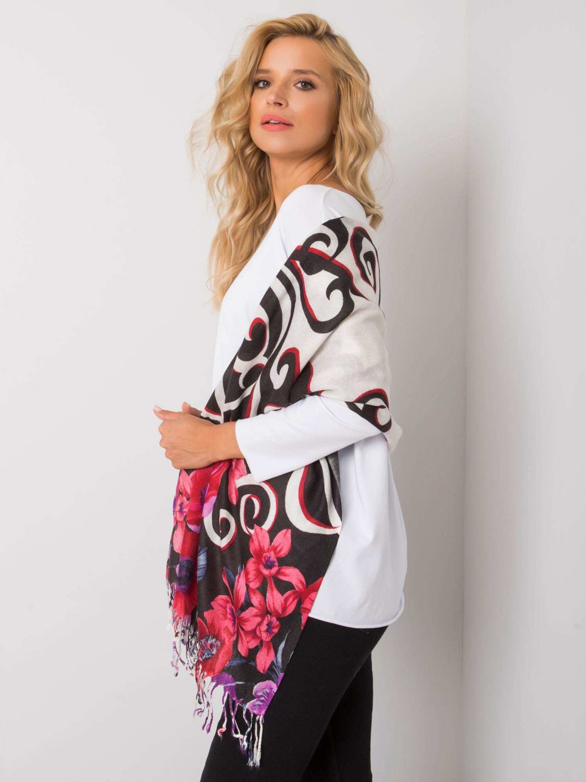 Czarna chusta w kolorowe wzory