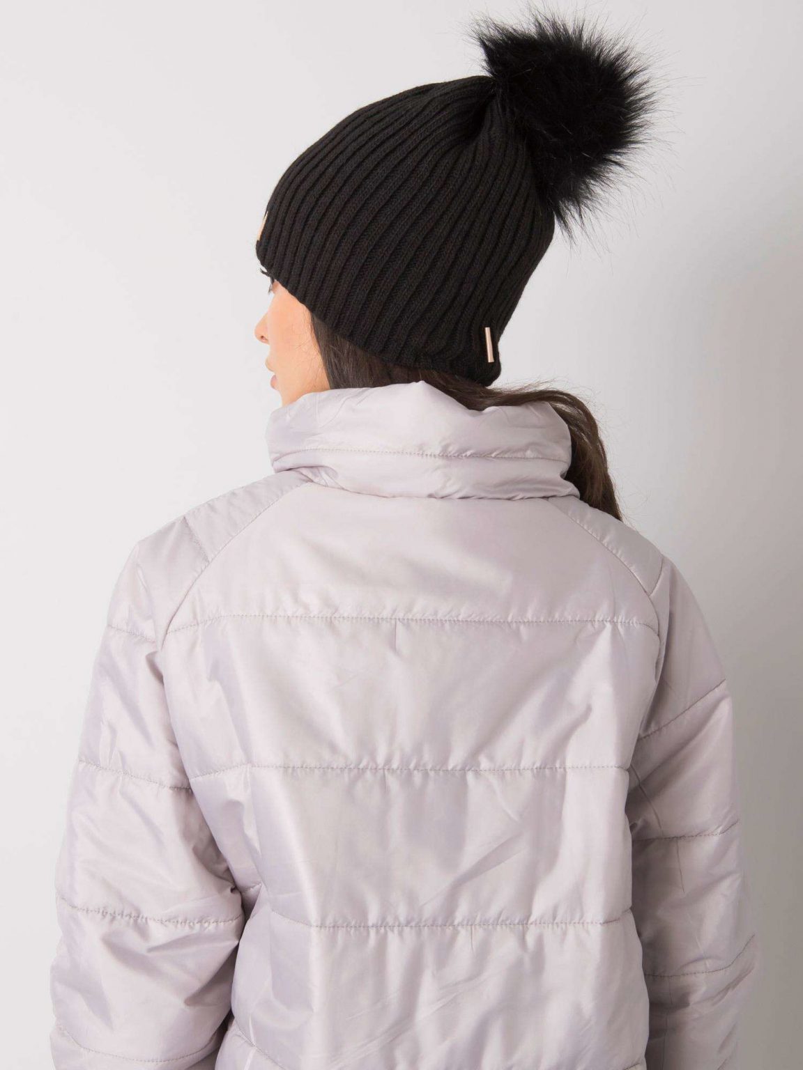 Czarna ocieplana czapka damska z pomponem