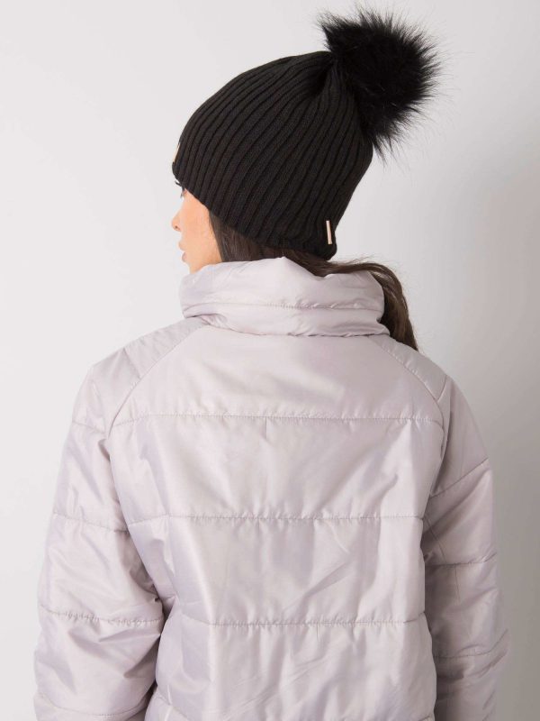 Czarna ocieplana czapka damska z pomponem