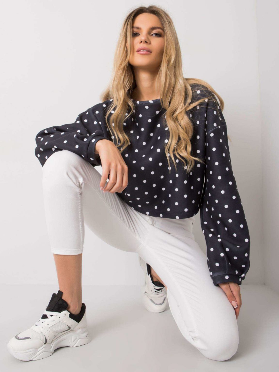 Granatowa bluza w groszki Cairi