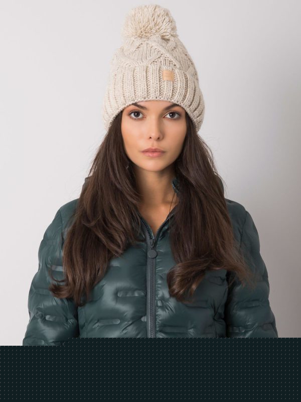 Beżowa czapka zimowa z pomponem