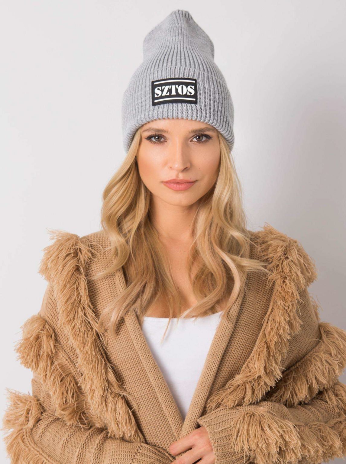 Szara czapka zimowa z naszywką