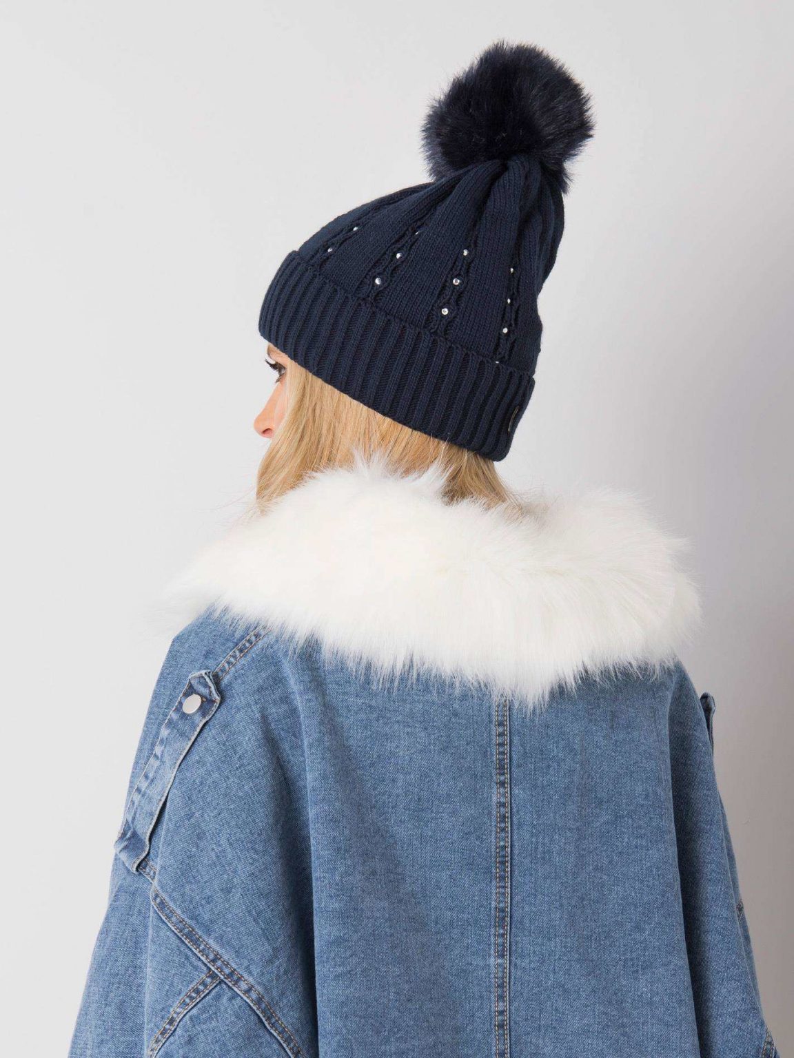 Granatowa czapka z aplikacjami