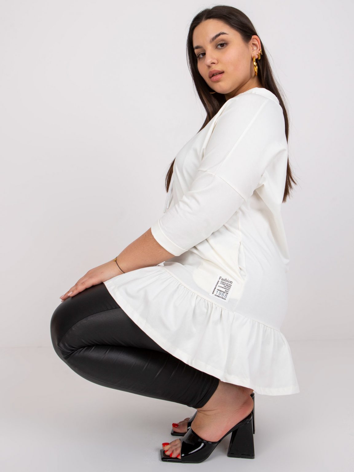 Ecru dresowa tunika plus size z falbankami Elisabeth