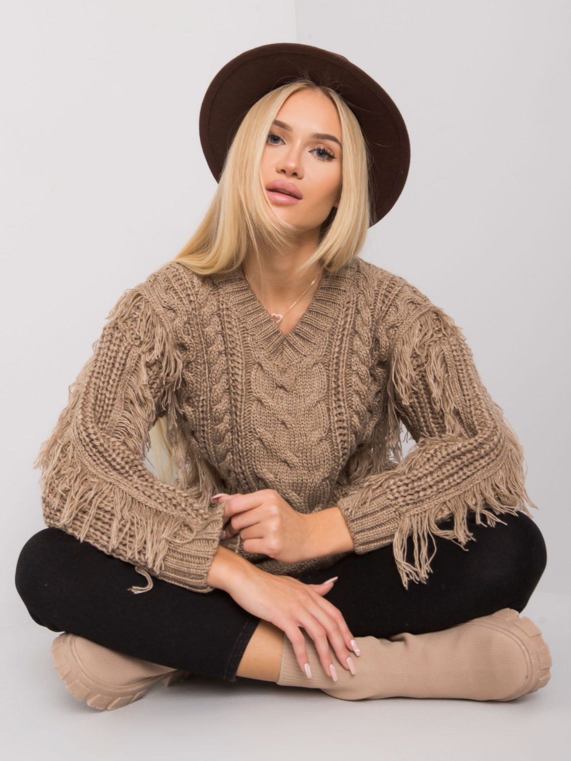 Ciemnobeżowy sweter w warkocze Oregon RUE PARIS