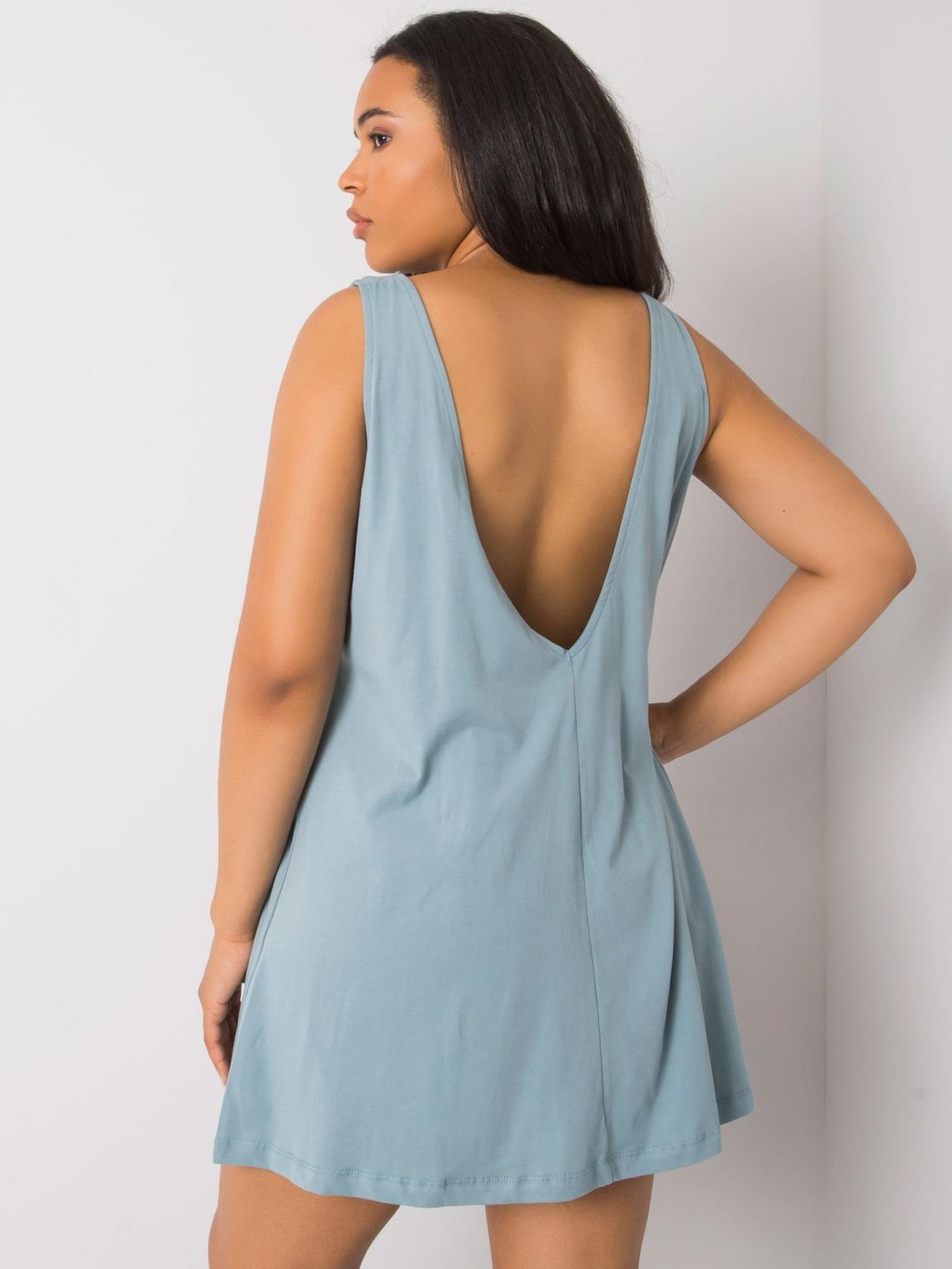 Jasnoniebieska sukienka plus size z dekoltem z tyłu Patrinna RUE PARIS